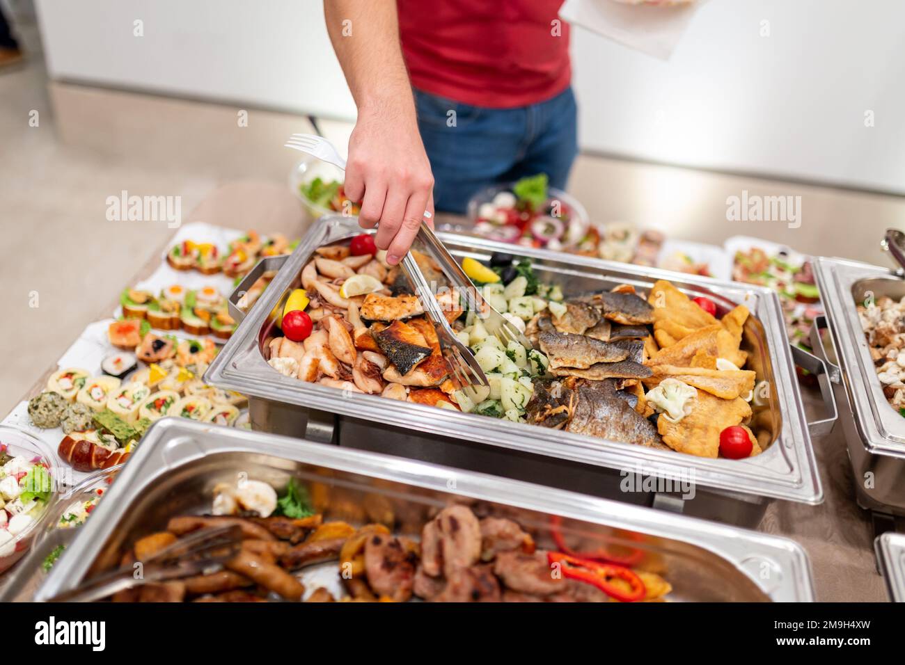 Seafood chafing dish hi-res stock photography and images - Alamy