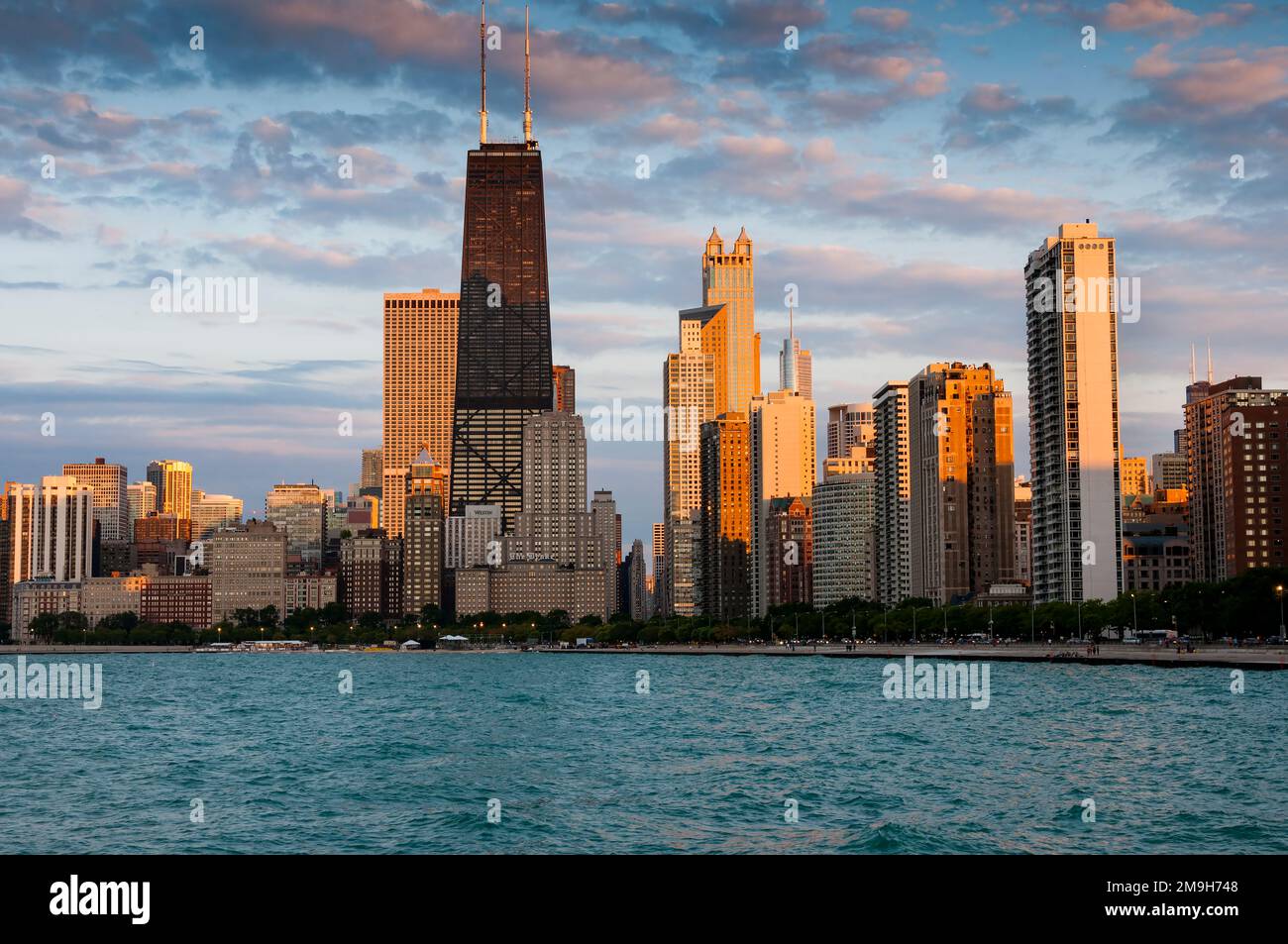 Chicago illinois skyline sunset hi-res stock photography and images - Alamy
