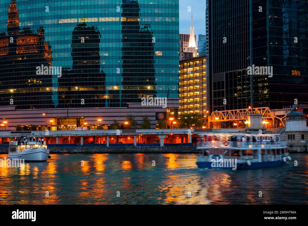 Chicago river people hi-res stock photography and images - Alamy