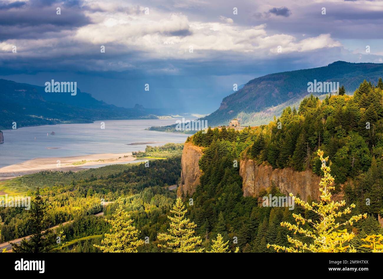 Dramatic sky over Columbia River Gorge, Oregon, USA Stock Photo
