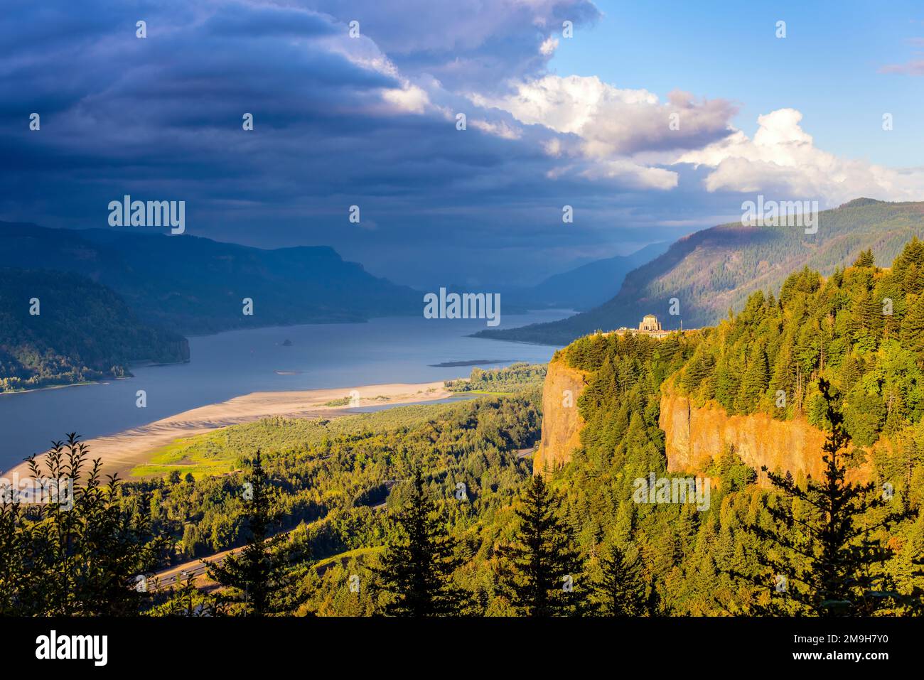 Dramatic sky over Columbia River Gorge, Oregon, USA Stock Photo