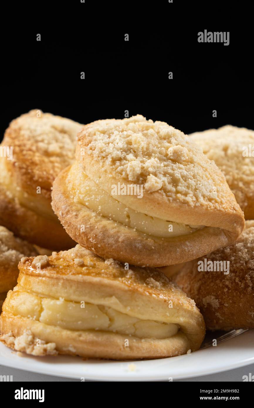 Festive Russian Kurnik sliced pie stuffed with chicken, potatoes and onions  close up on a slate board on the table. vertical top view above Stock Photo  - Alamy