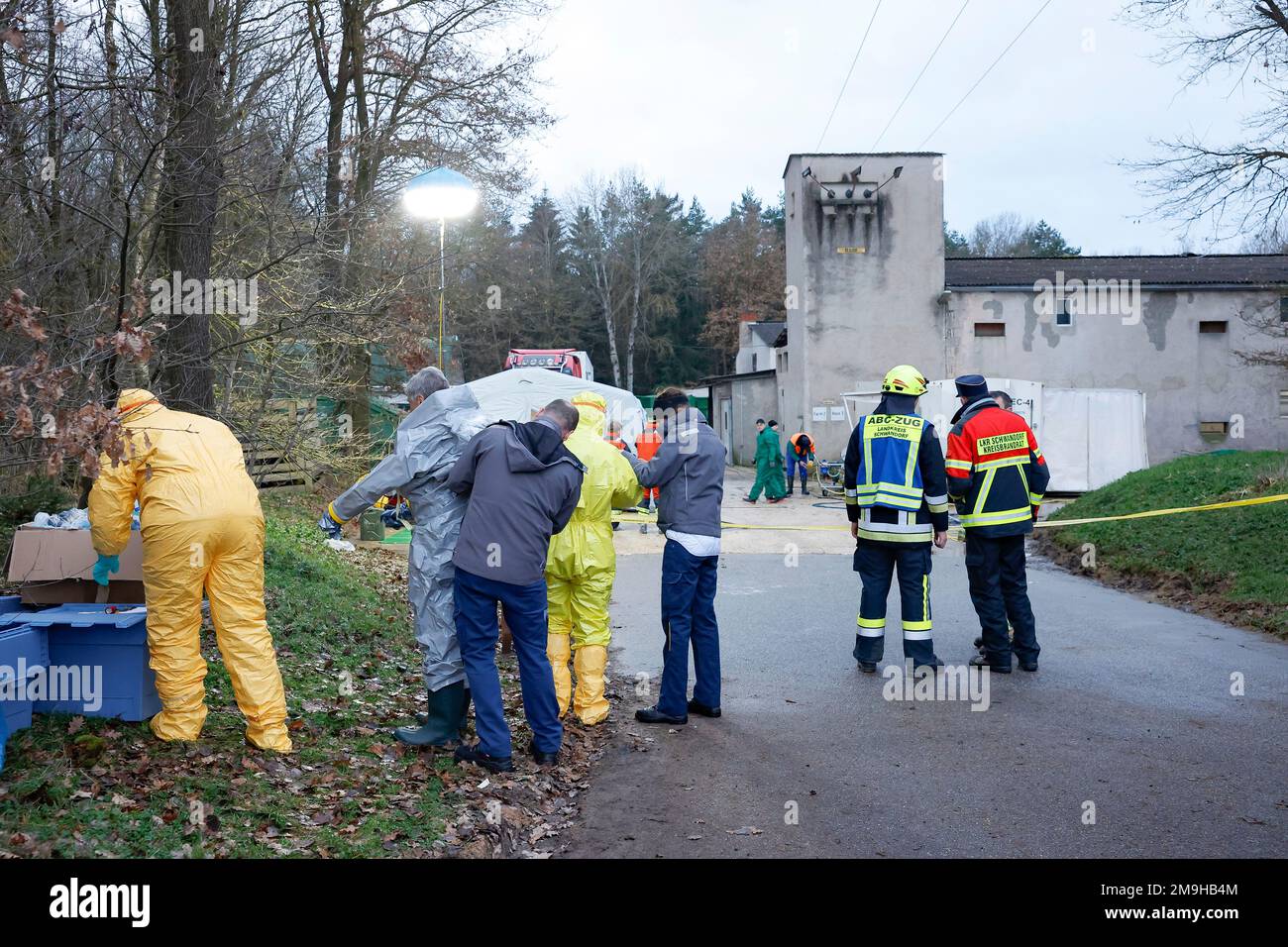 Bruck Hofing, Germany. 18th Jan, 2023. Inspectors in protective suits, firefighters, police officers, THW and Red Cross personnel are on the scene because of an outbreak of avian influenza in the Schwandorf district on a farm with around 70,000 ducks. The area around the farm has been cordoned off. All animals are to be culled. Credit: Daniel Löb/dpa/Alamy Live News Stock Photo