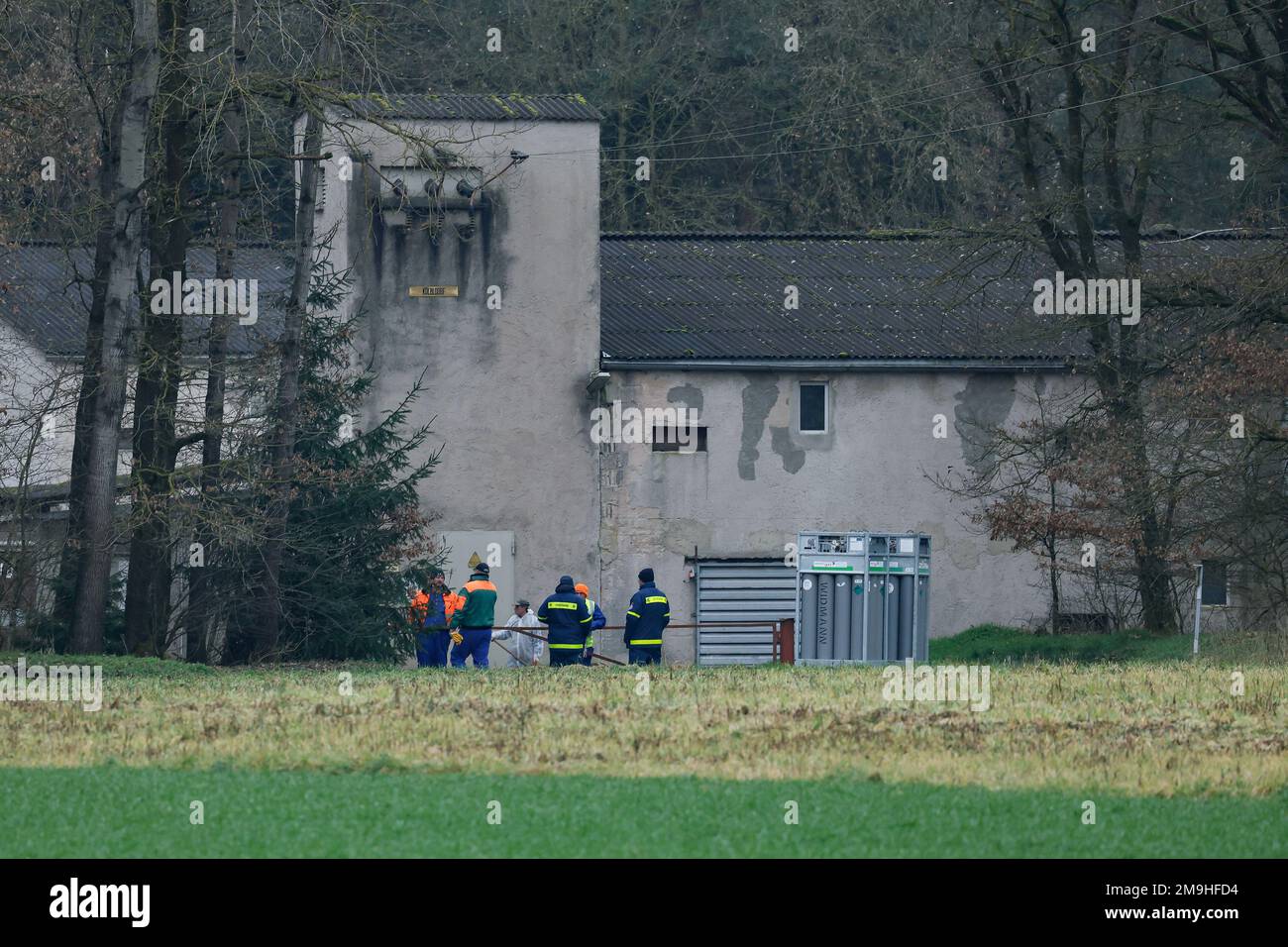 Bruck Hofing, Germany. 18th Jan, 2023. The area around a farm with around 70,000 ducks in the district of Schwandorf is cordoned off over a wide area, where inspectors in protective suits, firefighters, police officers, employees of the THW and the Red Cross are on site because of an outbreak of avian influenza. All animals are to be culled. Credit: Daniel Löb/dpa/Alamy Live News Stock Photo
