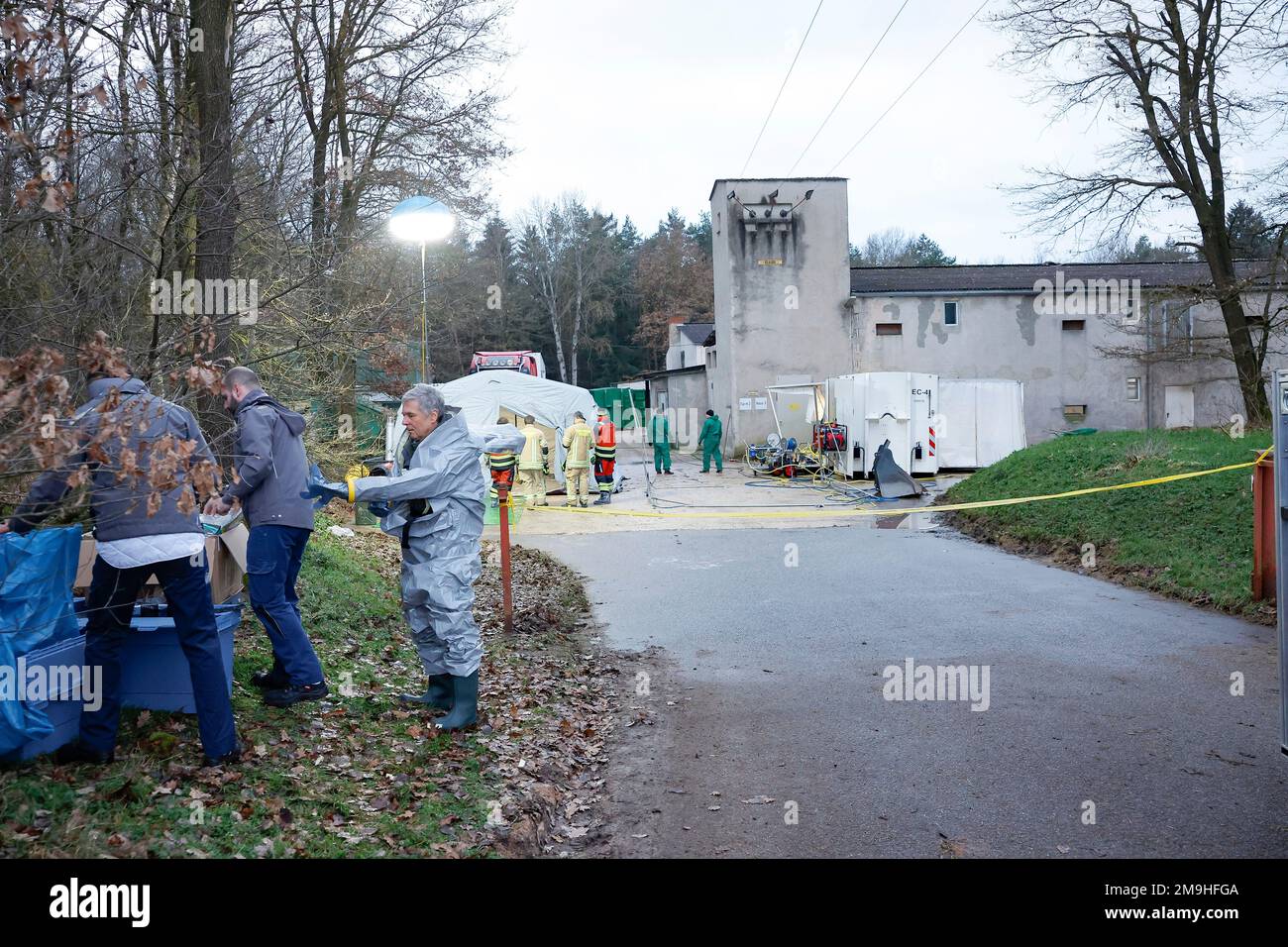 Bruck Hofing, Germany. 18th Jan, 2023. The area around a farm with around 70,000 ducks in the district of Schwandorf is widely cordoned off, where inspectors in protective suits, firefighters, police officers, employees of the THW and the Red Cross are on site because of an outbreak of avian influenza. All animals are to be culled. Credit: Daniel Löb/dpa/Alamy Live News Stock Photo