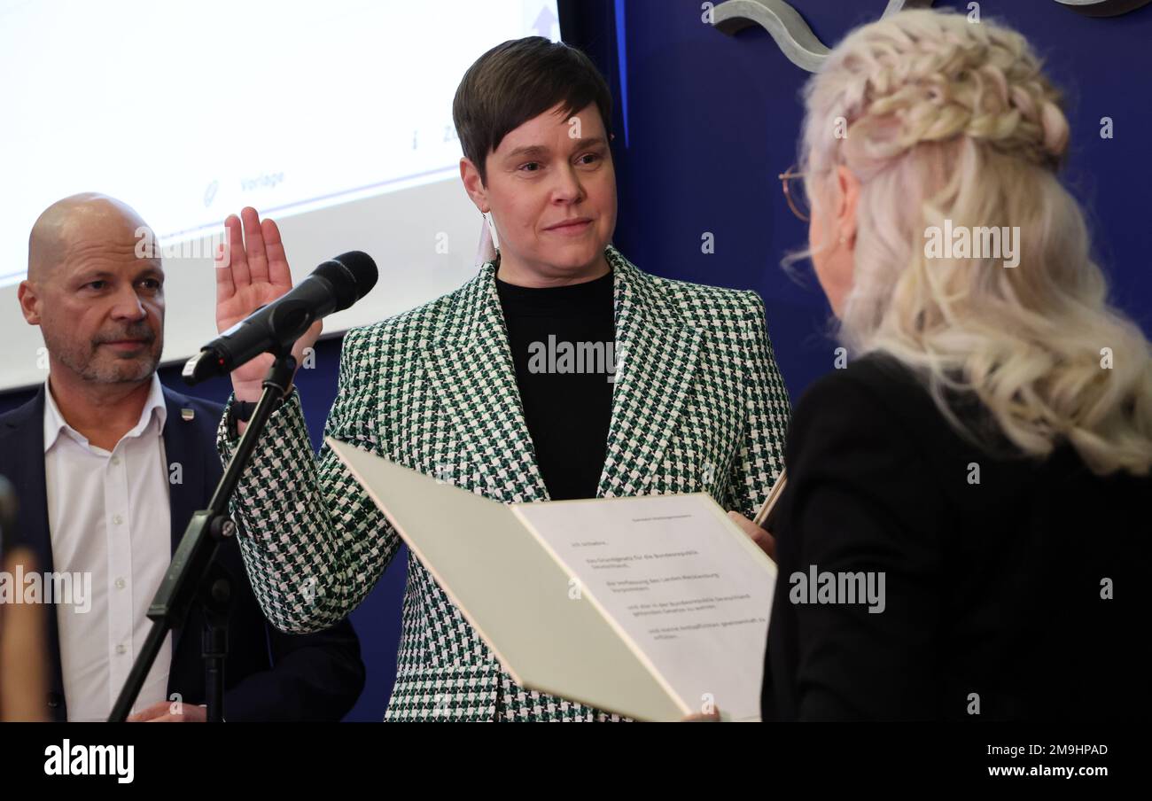 Rostock, Germany. 18th Jan, 2023. Eva Maria Kroeger (Die Linke, M) takes the oath of office as the new Lord Mayor of the Hanseatic city at the start of the parliamentary session. Standing next to her are Chris von Wrycz Rekowski (SPD, l), First Deputy Lord Mayor and Senator for Finance, Digitalization and Order, Regine Lück (Die Linke, r), President of the Parliament. Officially, the 40-year-old will take up her post on February 01, 2023. She is the first woman to be elected to the office. Credit: Bernd Wüstneck/dpa/Alamy Live News Stock Photo