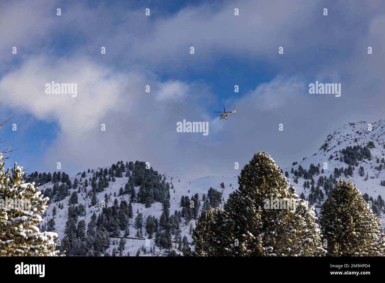 Rettungshubschrauber über Skigebiet im Ötztal Stock Photo