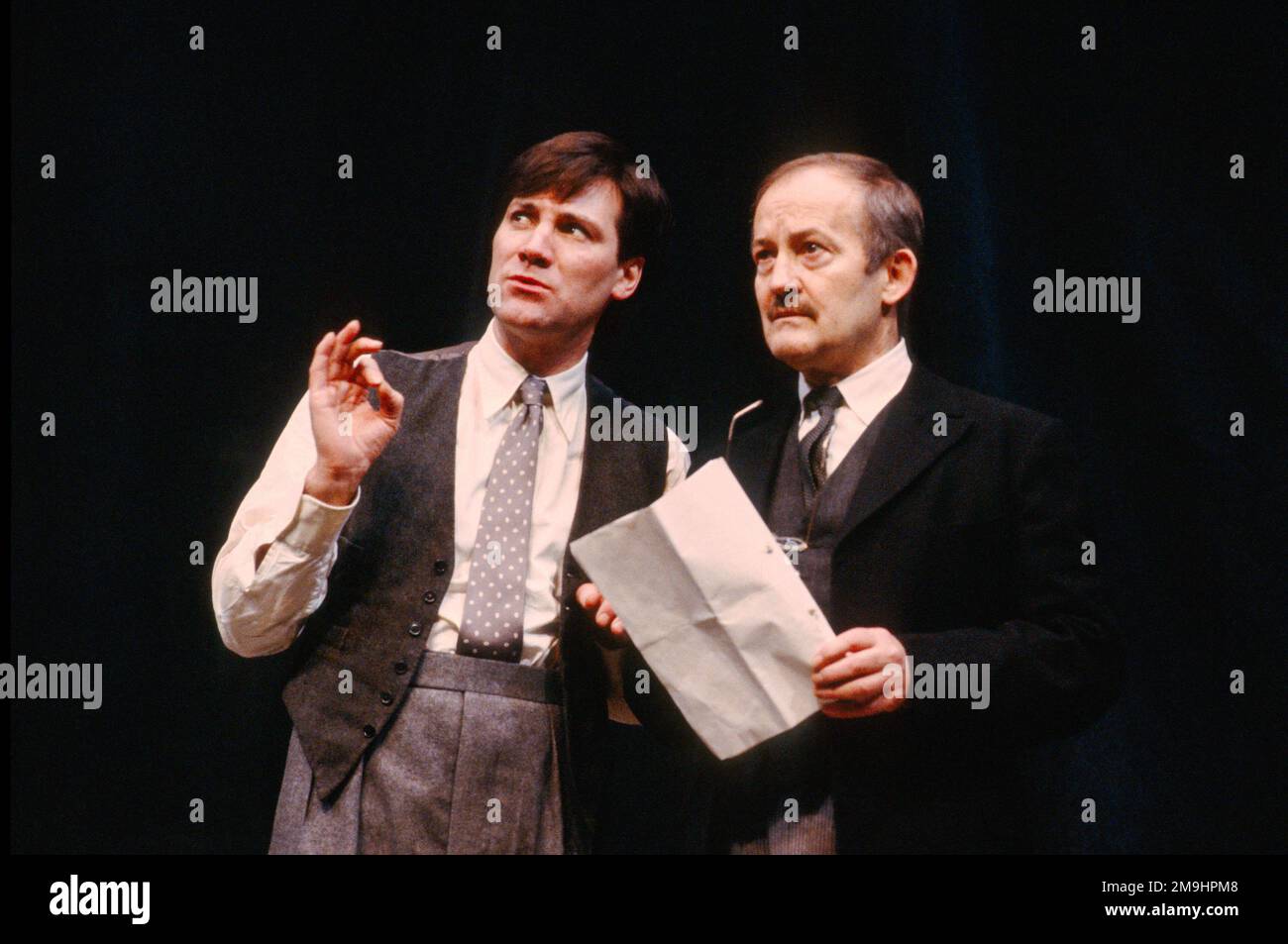 l-r: John Duttine (The Actor), Charles Kay (Arthur Kipps) in THE WOMAN IN BLACK by Stephen Mallatratt at the Lyric Hammersmith, London W6  11/01/1989  adapted from the novel by Susan Hill  a 1987 Stephen Joseph Theatre Scarborough original stage production Stock Photo