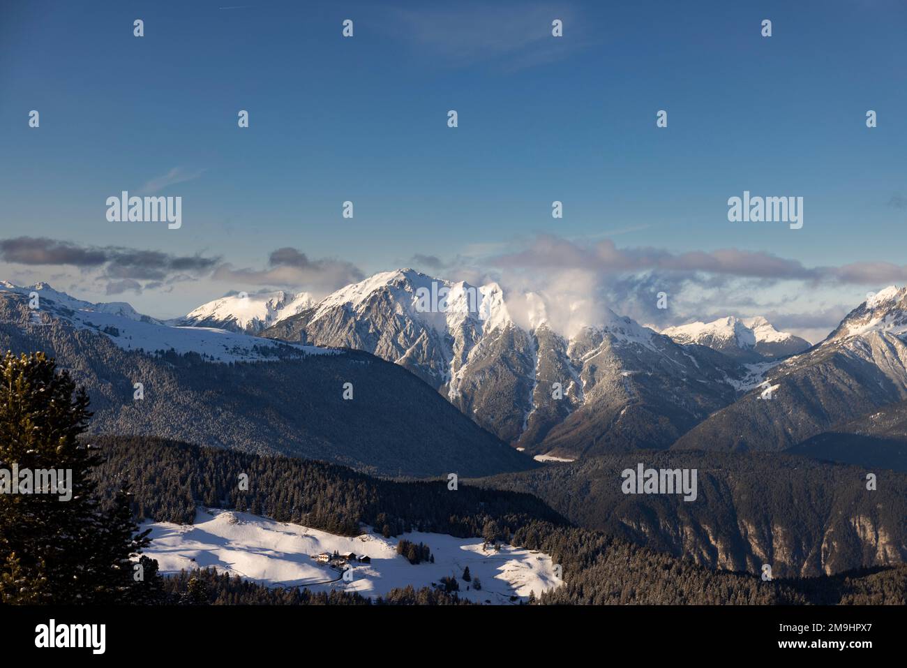 Alpenpanorama im Ötztal, Acherkogel im Winter Stock Photo