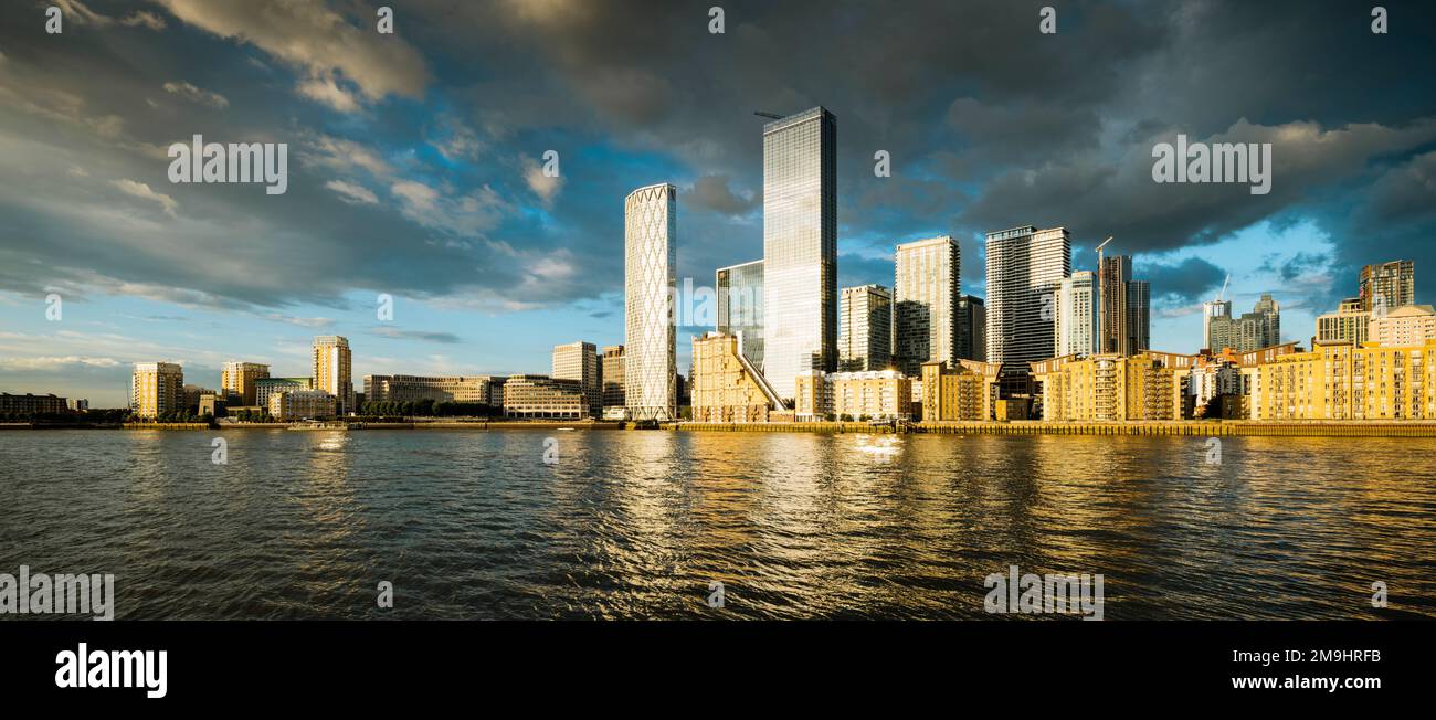 Canary wharf london river hi-res stock photography and images - Alamy