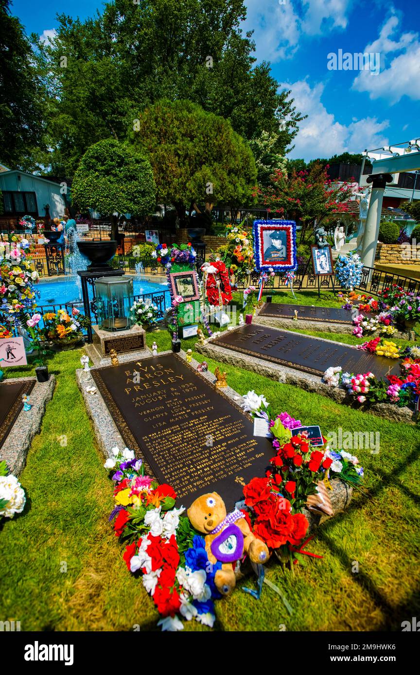 Elvis Presley Tomb, Meditation Garden, Graceland Mansion, Tennessee, USA Stock Photo