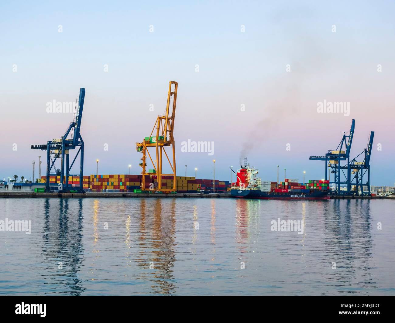 Mobile crane dock hi-res stock photography and images - Alamy