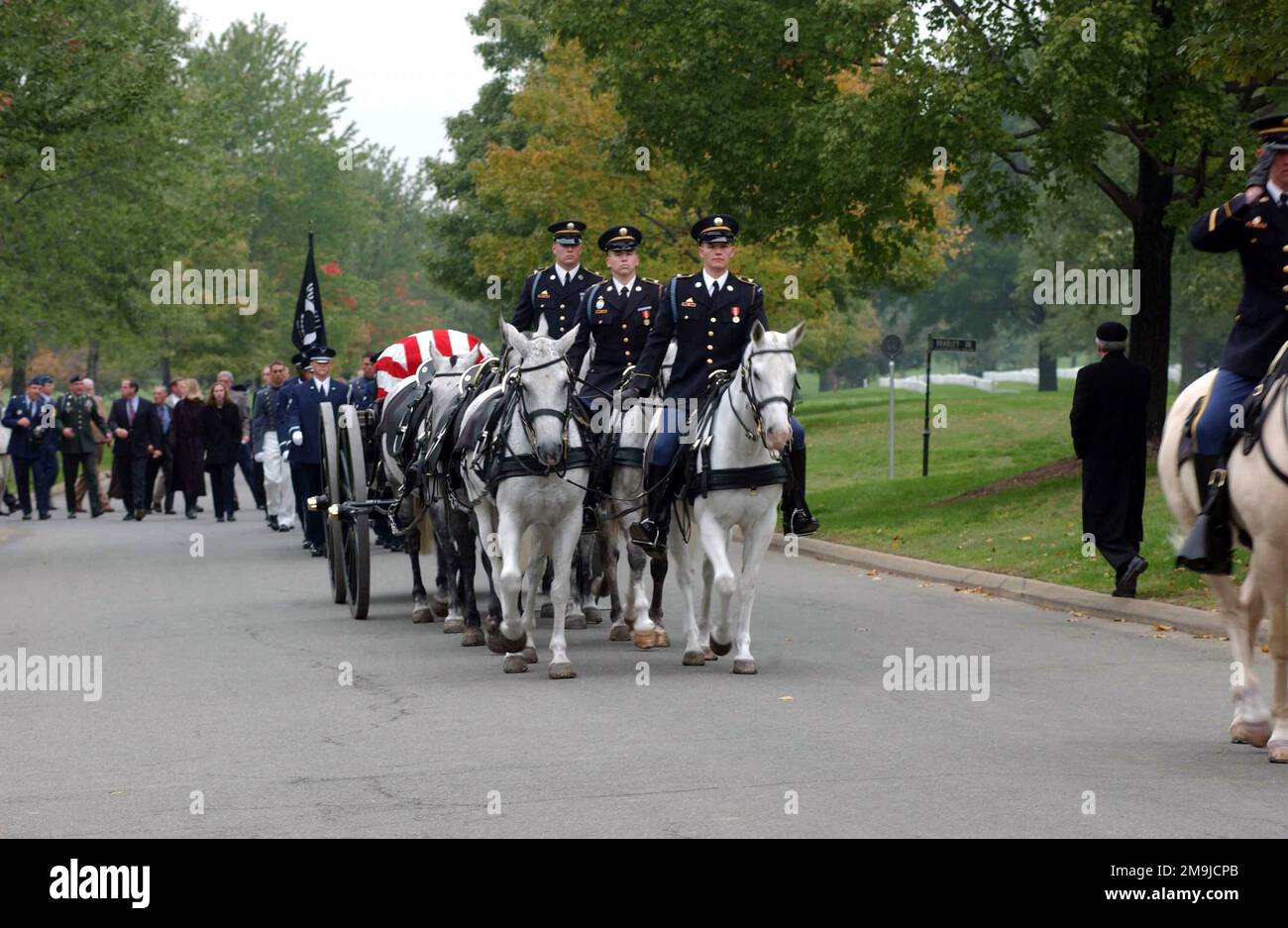 The Caisson arrives at the graveside service for Retired US Air Force (USAF) Captain (CAPT) Jefferson Dotson at the Arlington National Cemetery. Base: Arlington National Cemetery State: Virginia (VA) Country: United States Of America (USA) Stock Photo