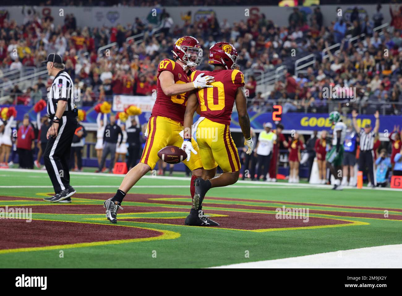 Southern California Trojans tight end Lake McRee (87) celebrates with