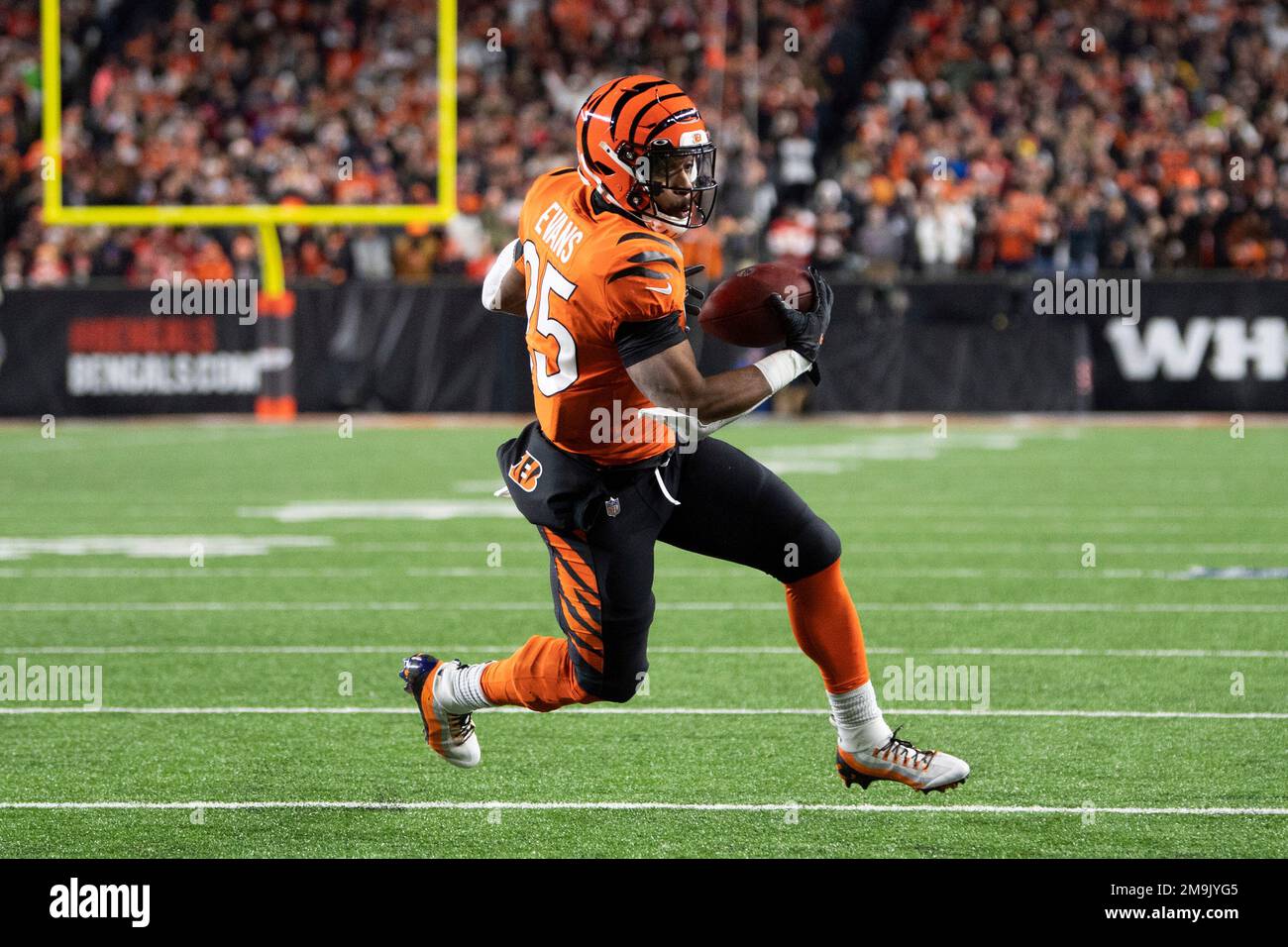 Cincinnati Bengals running back Chris Evans (25) carries the ball for a