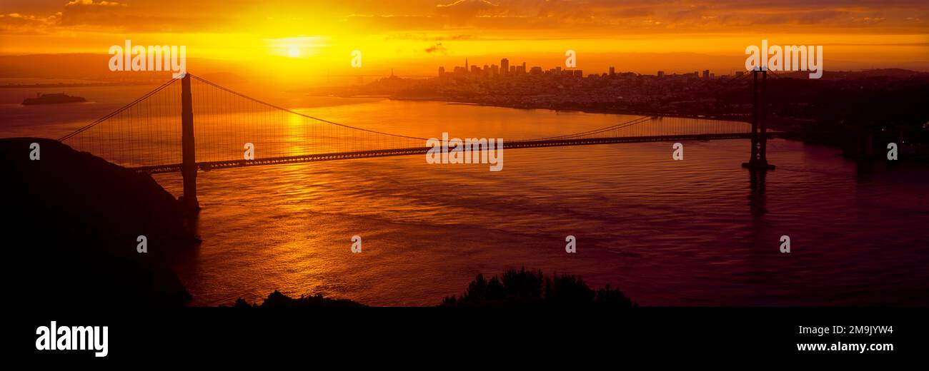 Golden Gate Bridge silhouetted at sunset, San Francisco, California, USA Stock Photo