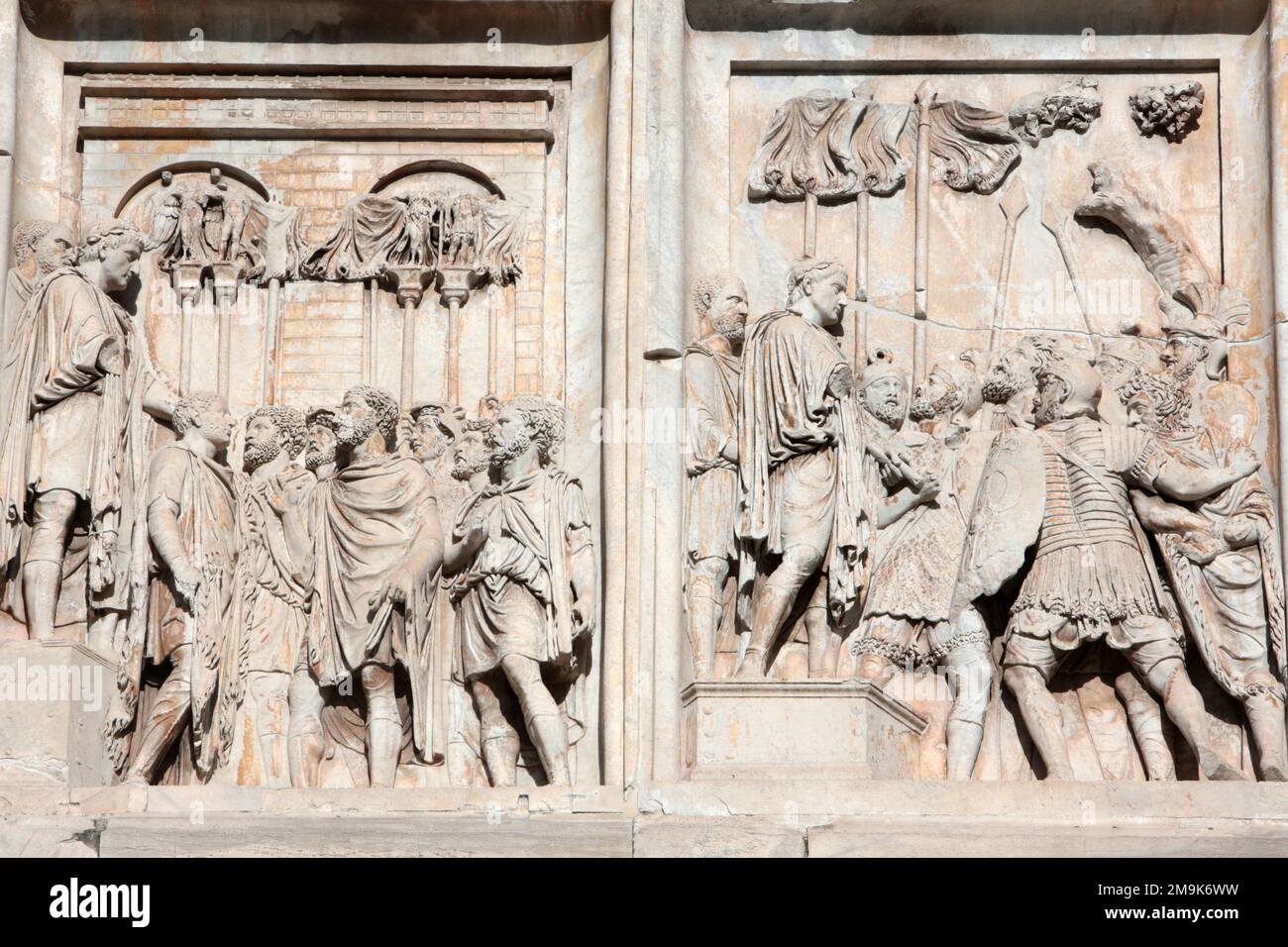 Arche de Constantin. 315 ap. J.-C. Rome. Italie. / Arch of Constantine. Detail of Hadrianic Roundels Depicting a Hunting Party Preparing to Set Out an Stock Photo