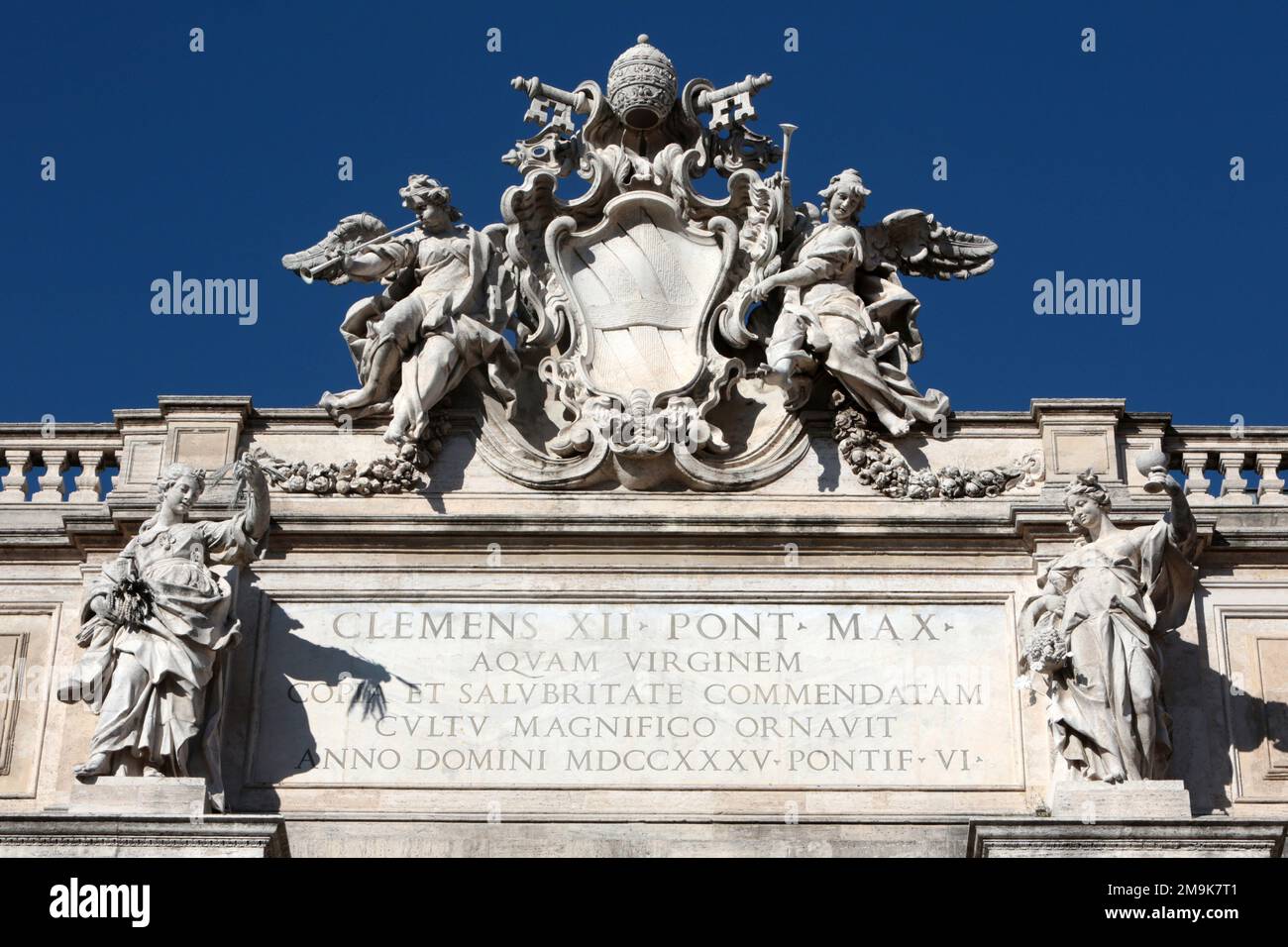 Blason du Pape Clement XII. Détail. Fontaine de Trévi. Rome. Italie. / Pope  Clement XII coat of arms. Detail. Trevi Fountain. Roma. Italy Stock Photo -  Alamy