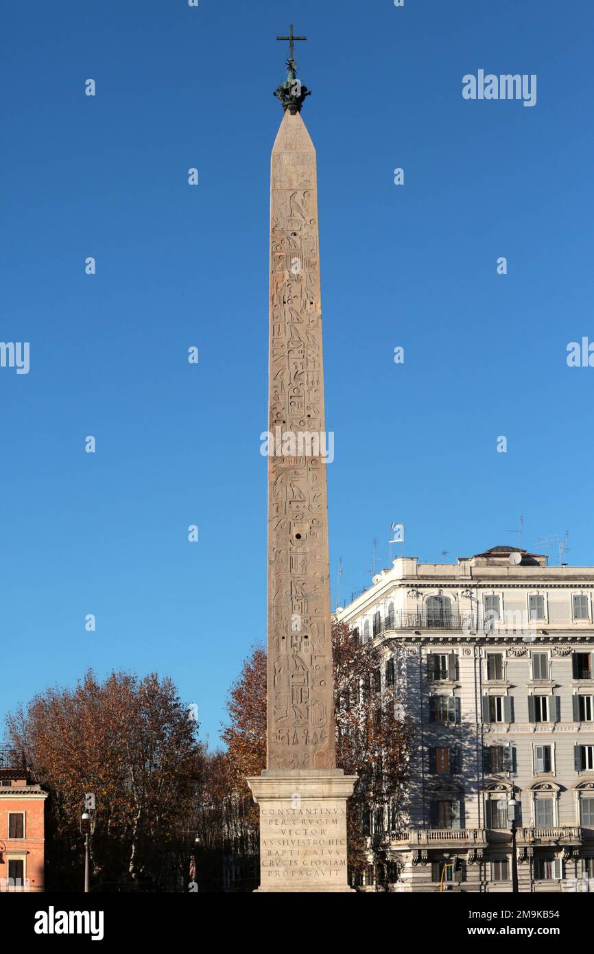 Obélisque égyptien. 230 tonnes. Par Thoutmosis III. 15e s. av. J.-C. Place St. Jean. Rome. Italie. / Tallest obelisk. Egyptian. 230 tons. By Thoutmosi Stock Photo