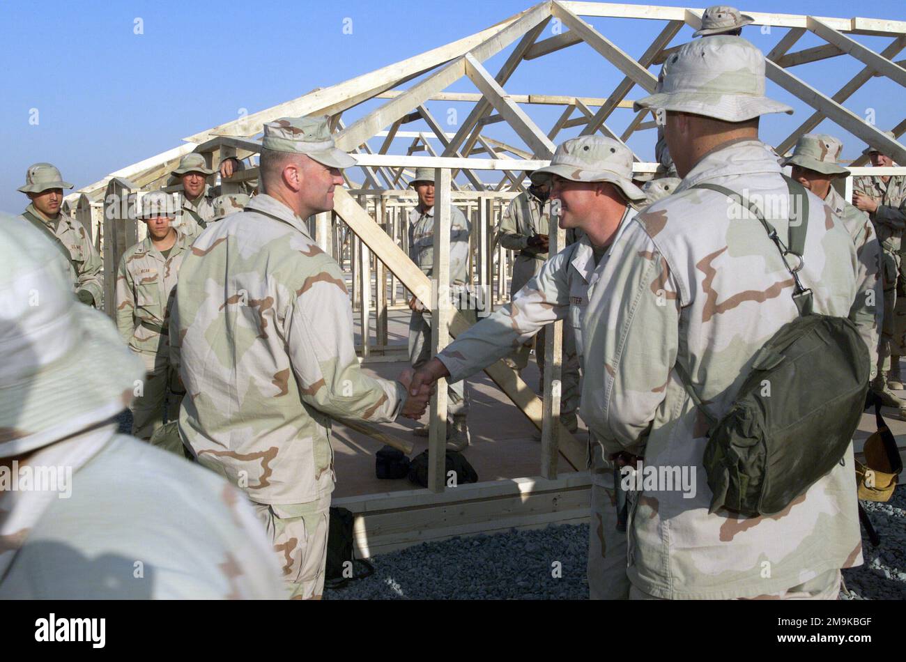 US Marine (USMC) Wing Support Squadron (MWSS) 373rd Commanding Officer (CO), Lieutenant Colonel (LCOL) Donald W. Zautcke introduces himself to the Marines building Camp Sledd's hardback tents at Ahmed Al Jaber Air Base, Kuwait, in support of Operation ENDURING FREEDOM. Subject Operation/Series: ENDURING FREEDOM Base: Ahmed Al Jaber Air Base State: Al Ahmadi Country: Kuwait (KWT) Stock Photo