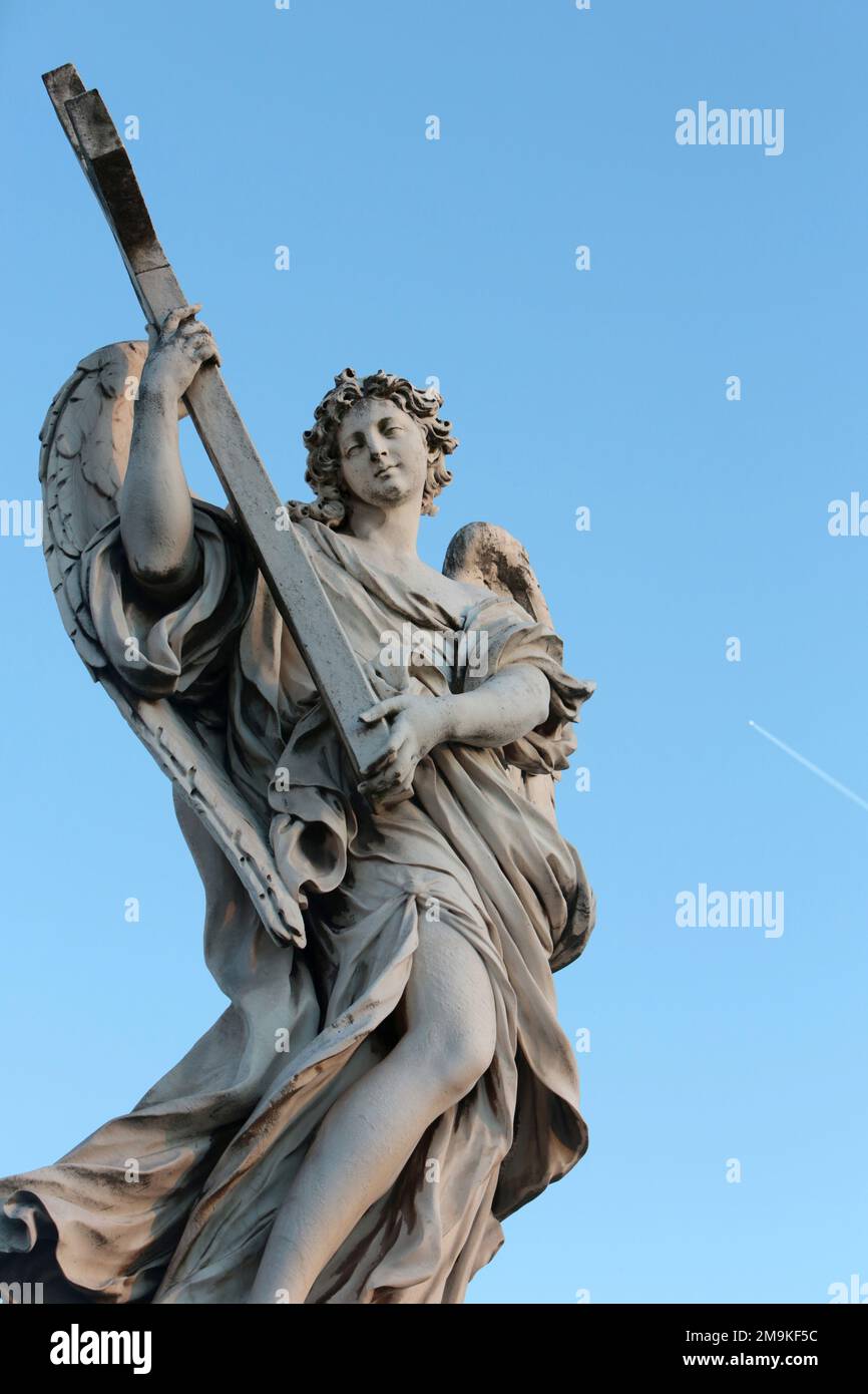 Statue d'un ange sur le Pont Saint-Ange. Le Bernin. Rome. Italie. / Angel statue on Ponte Sant'Angelo. Le Bernin. Roma. Italy. Europe. Stock Photo
