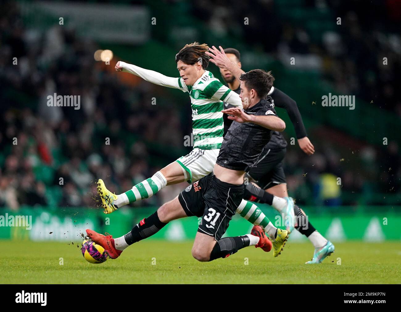 Celtic's Kyogo Furuhashi (left) and St Mirren's Declan Gallagher battle for the ball during the cinch Premiership match at Celtic Park, Glasgow. Picture date: Wednesday January 18, 2023. Stock Photo