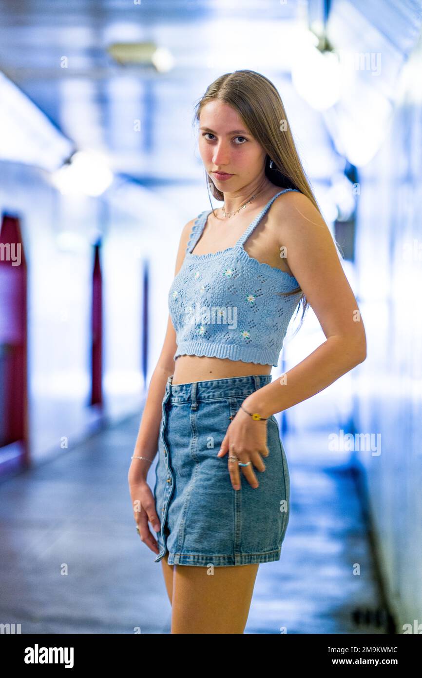 Young girl wearing crop top hi-res stock photography and images - Alamy