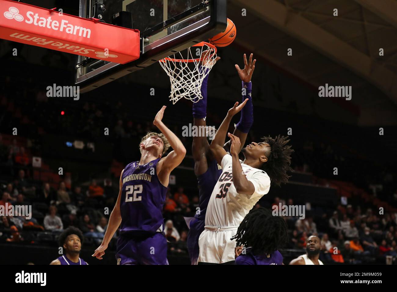 Oregon State forward Glenn Taylor Jr. (35) drives to the basket past ...