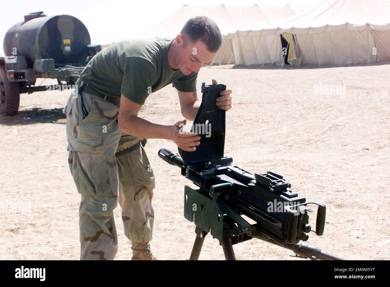 US Marine (USMC) Corporal (CPL) Patrick H. Weston, Combat Support Service (CSS), 1ST Battalion, 11th Marines (1/11), practices weapon familiarization by disassembling and reassembling an MK 19 Mod 3 40mm grenade machine gun system, at Living Support Area 1 (LSA 1), during Operation ENDURING FREEDOM. Country: Kuwait (KWT) Stock Photo