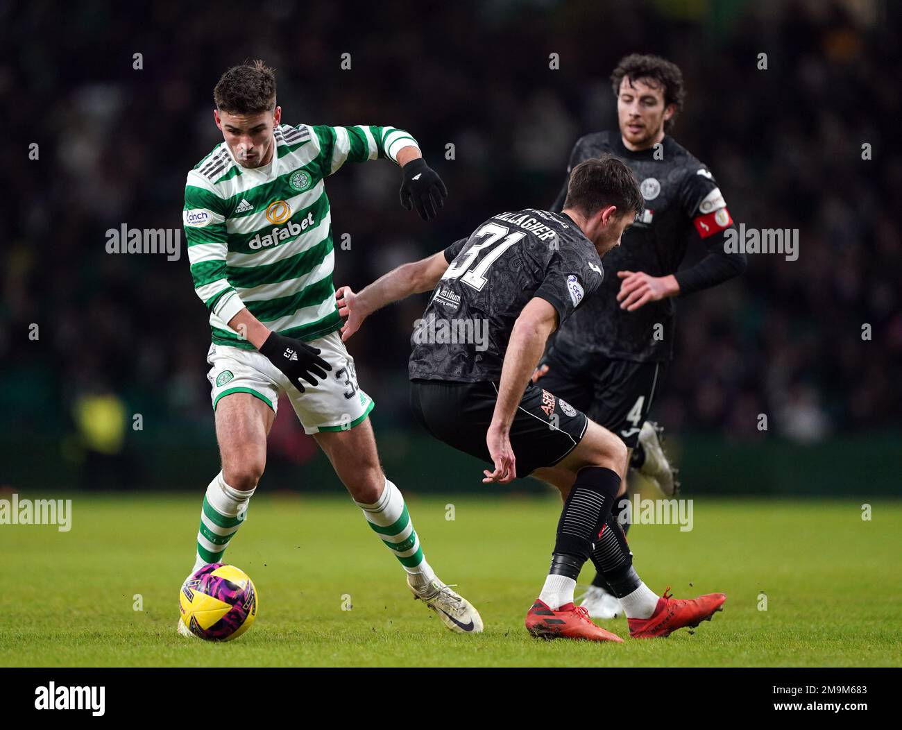 Celtic's Matt O'Riley (left) and St Mirren's Declan Gallagher battle for the ball during the cinch Premiership match at Celtic Park, Glasgow. Picture date: Wednesday January 18, 2023. Stock Photo