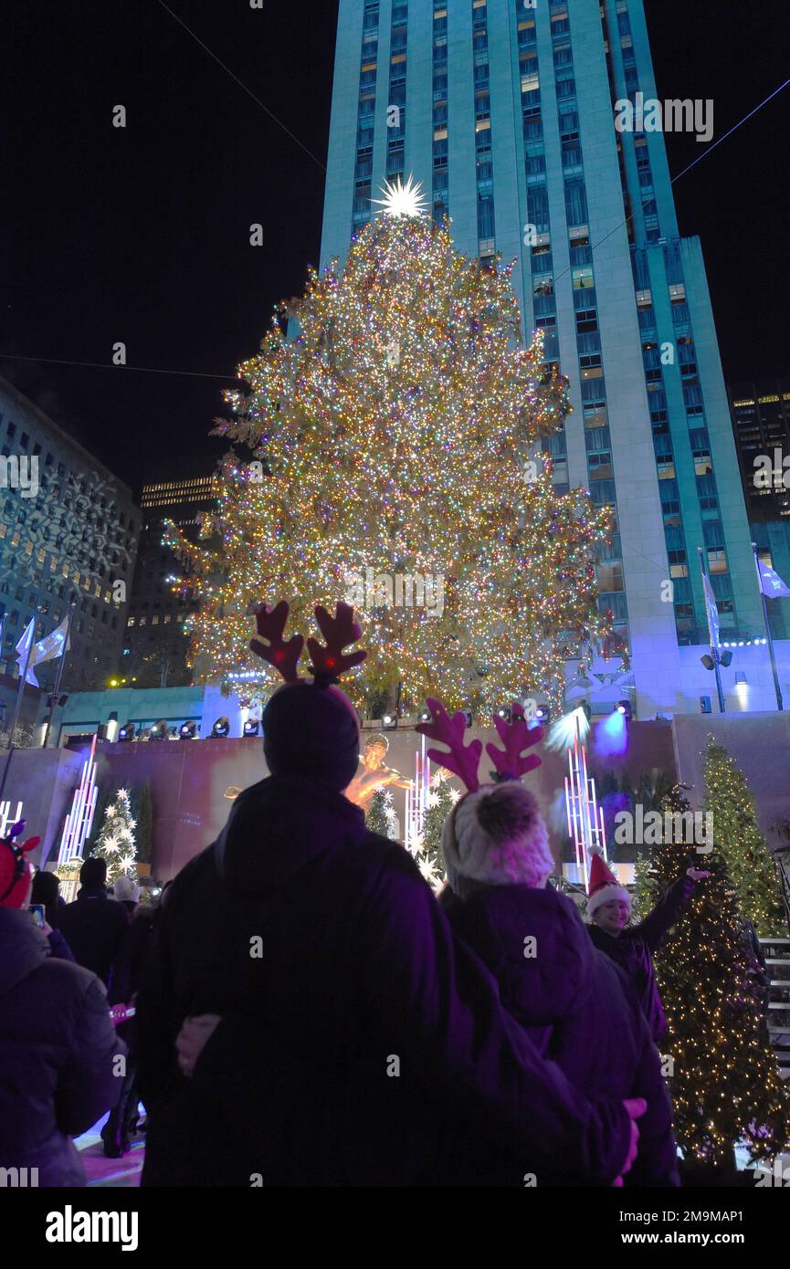 IMAGE DISTRIBUTED FOR TISHMAN SPEYER Festive viewers look at The
