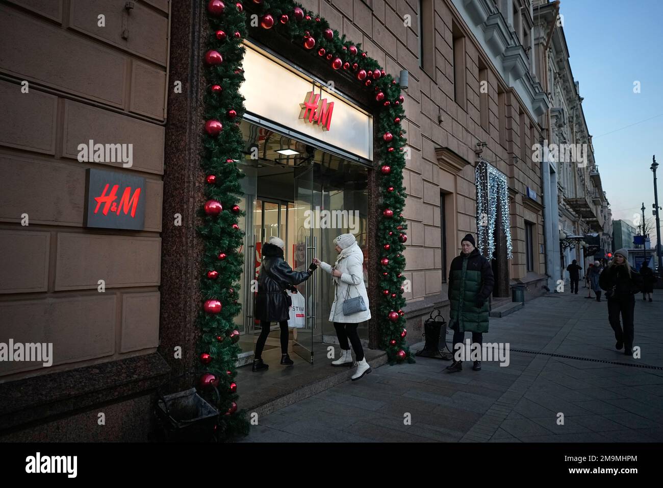 Russians visit H&M for last time as retailer closes stores for good