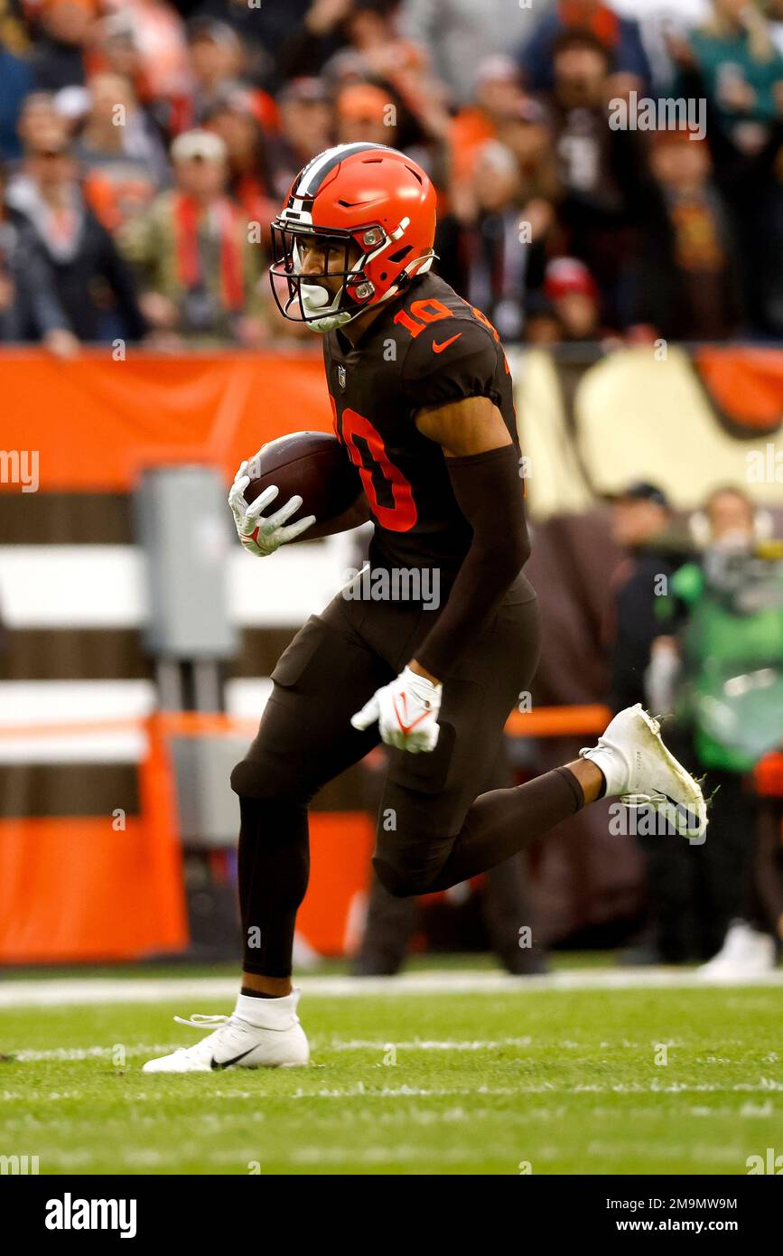Cleveland Browns wide receiver Anthony Schwartz (10) runs with the ball  during an NFL football game against the Tampa Bay Buccaneers, Sunday, Nov.  27, 2022, in Cleveland. (AP Photo/Kirk Irwin Stock Photo - Alamy