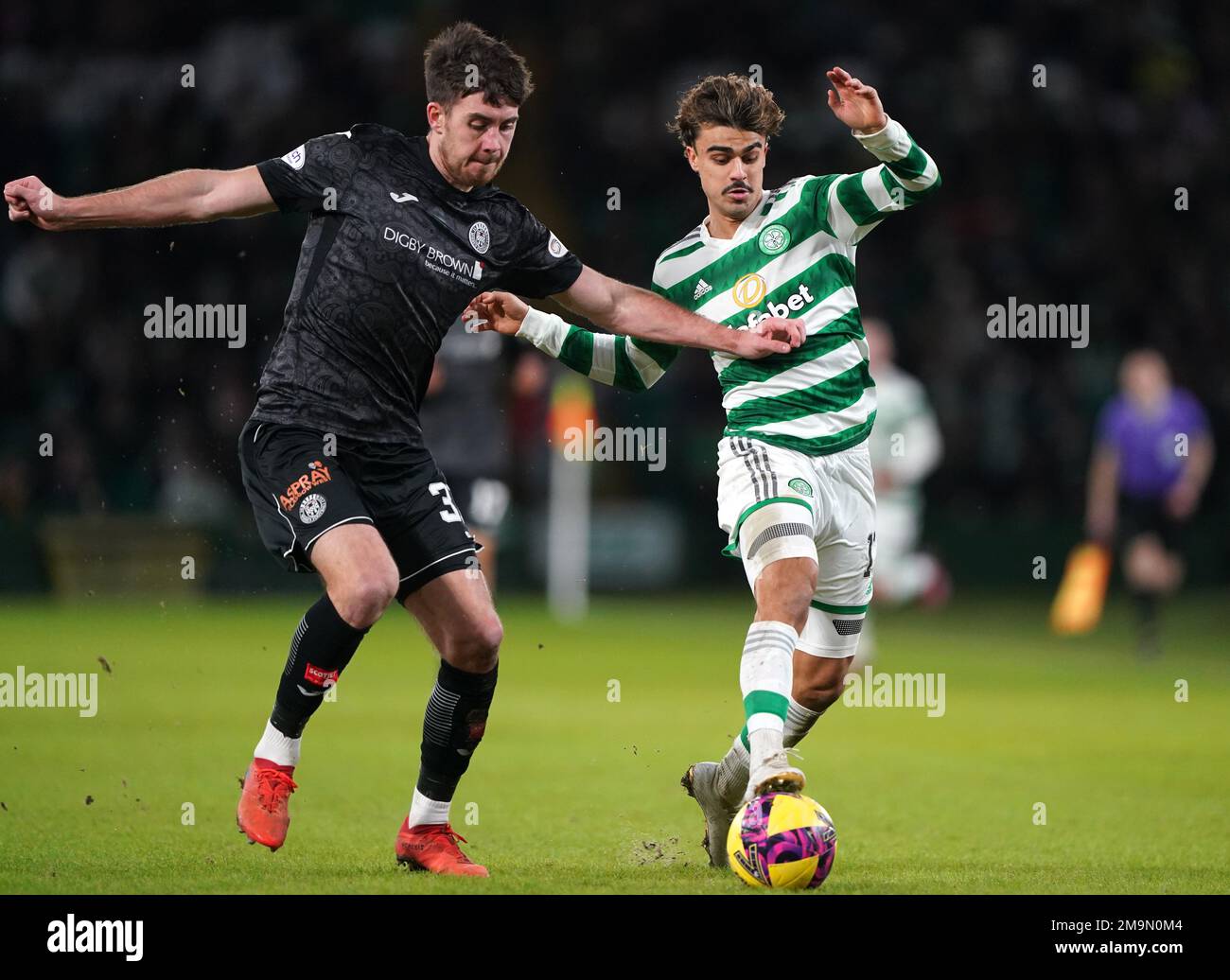 St Mirren's Declan Gallagher (left) and Celtic's Jota battle for the ball during the cinch Premiership match at Celtic Park, Glasgow. Picture date: Wednesday January 18, 2023. Stock Photo