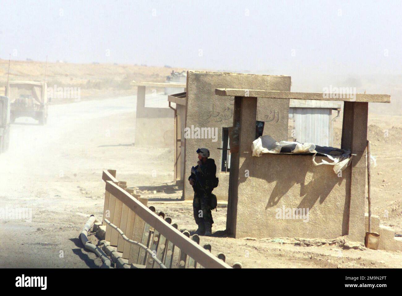 An armed US Marine Corps (USMC) member guards a checkpoint along the Tigris River on Highway 27, during Operation IRAQI FREEDOM. Country: Iraq (IRQ) Stock Photo