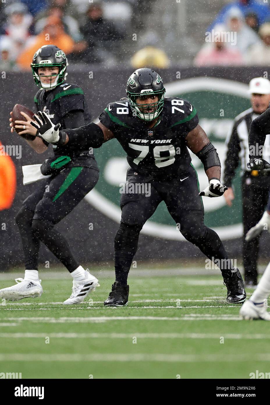 New York Jets guard Laken Tomlinson during an NFL football game against the  Pittsburgh Steelers at Acrisure Stadium, Sunday, Oct. 2, 2022 in  Pittsburgh, Penn. (Winslow Townson/AP Images for Panini Stock Photo 