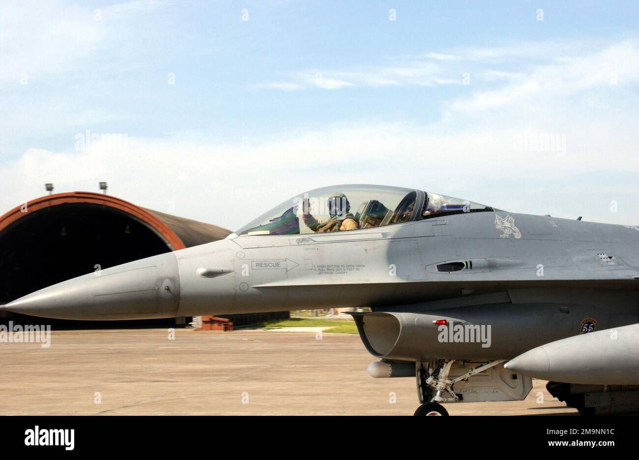 US Air Force (USAF) Captain (CPT) Russ Shinn (pilot) 55th Expeditionary Fighter Squadron (EFS), Shaw Air Force Base (AFB) South Carolina (SC), waves good-bye from the cockpit of his F-16CJ Fighting Falcons aircraft, as he taxies out at Incirlik Air Base (AB), Turkey, for his final mission after 12 successful years of enforcing the no-fly-zone over northern Iraq, in support of Operation NORTHERN WATCH. Subject Operation/Series: NORTHERN WATCH Base: Incirlik Air Base, Adana Country: Turkey (TUR) Stock Photo