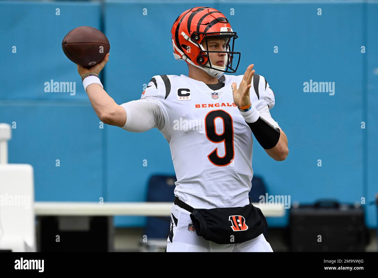 Cincinnati Bengals quarterback Joe Burrow (9) warms up beforfe an NFL