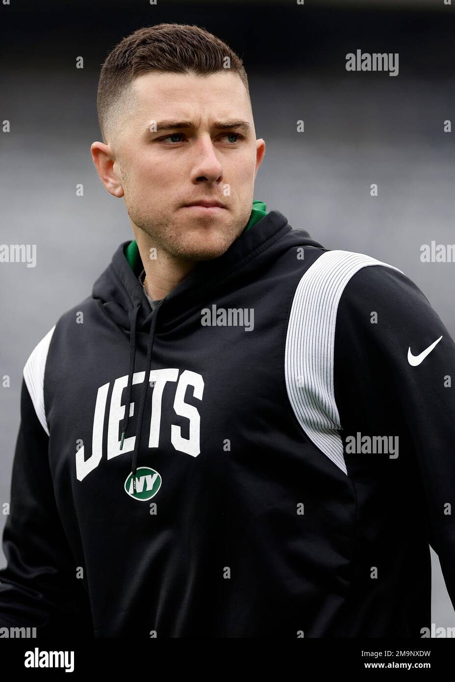 New York Jets quarterback Mike White (5) warms up before an NFL football  game against the Chicago Bears on Sunday, Nov. 27, 2022, in East  Rutherford, N.J. (AP Photo/Adam Hunger Stock Photo - Alamy