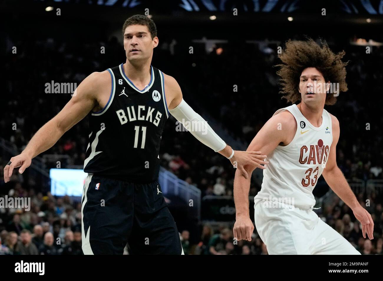 Milwaukee Bucks' Brook Lopez defends his brother Cleveland Cavaliers' Robin  Lopez during the first half of an NBA basketball game Friday, Nov. 25,  2022, in Milwaukee. (AP Photo/Morry Gash Stock Photo - Alamy