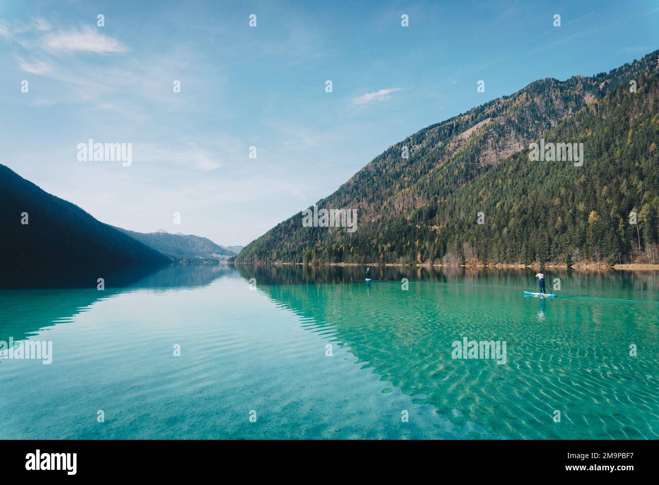 Lake Weissensee in Carinthia. Stand Up Paddlers in the idyllic nature Stock Photo