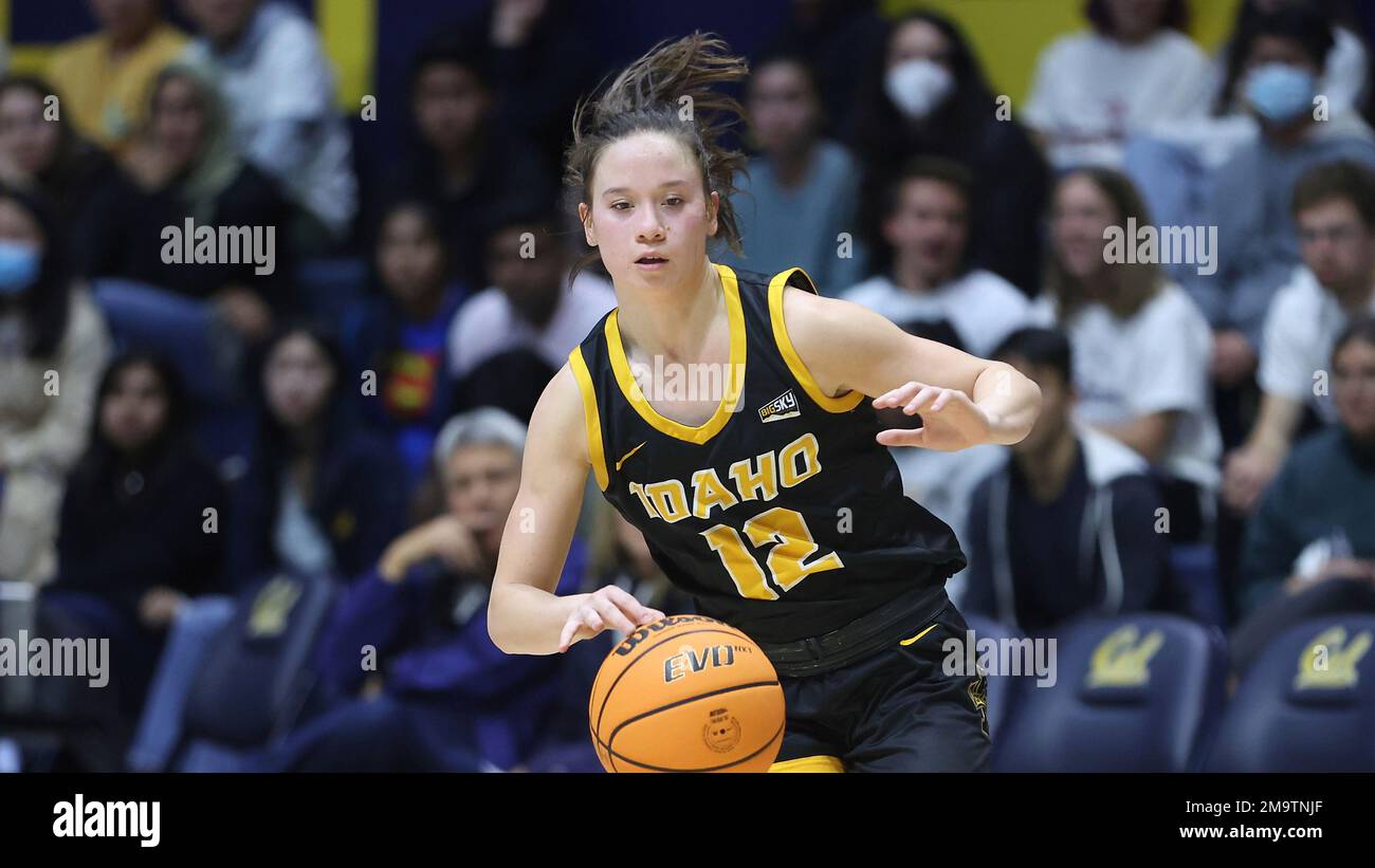 Idaho Vandals guard Rosa Smith (12) drives to the basket against the ...
