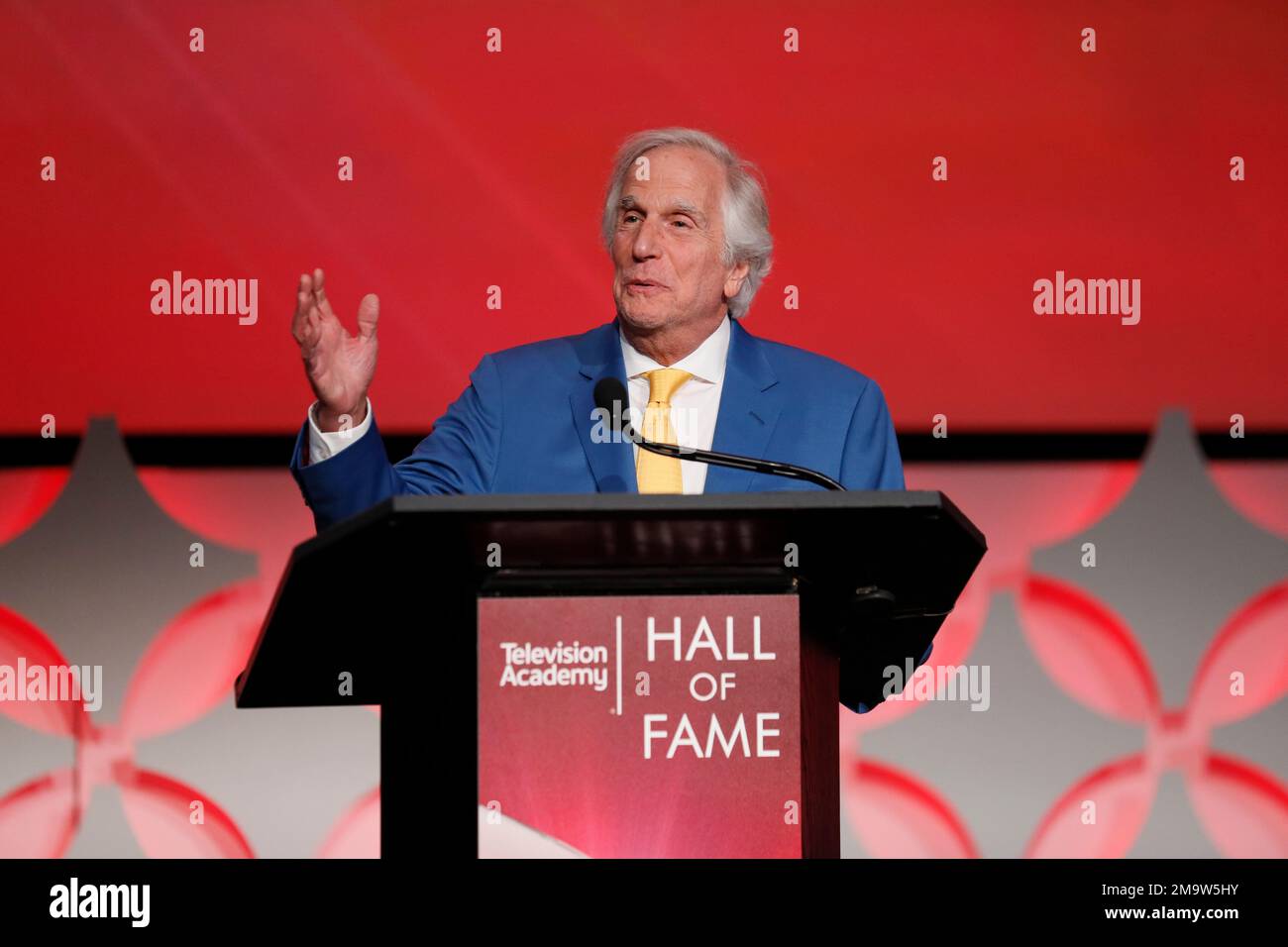 Henry Winkler introduces Hall of Fame inductee Bob Daly during the 26th