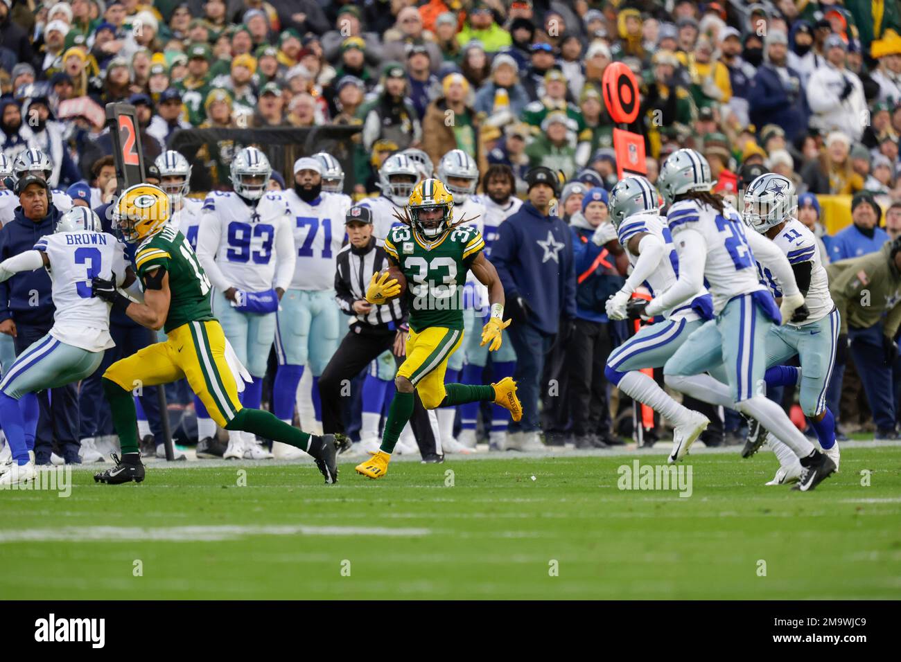 Green Bay Packers running back Aaron Jones (33) rushes against the