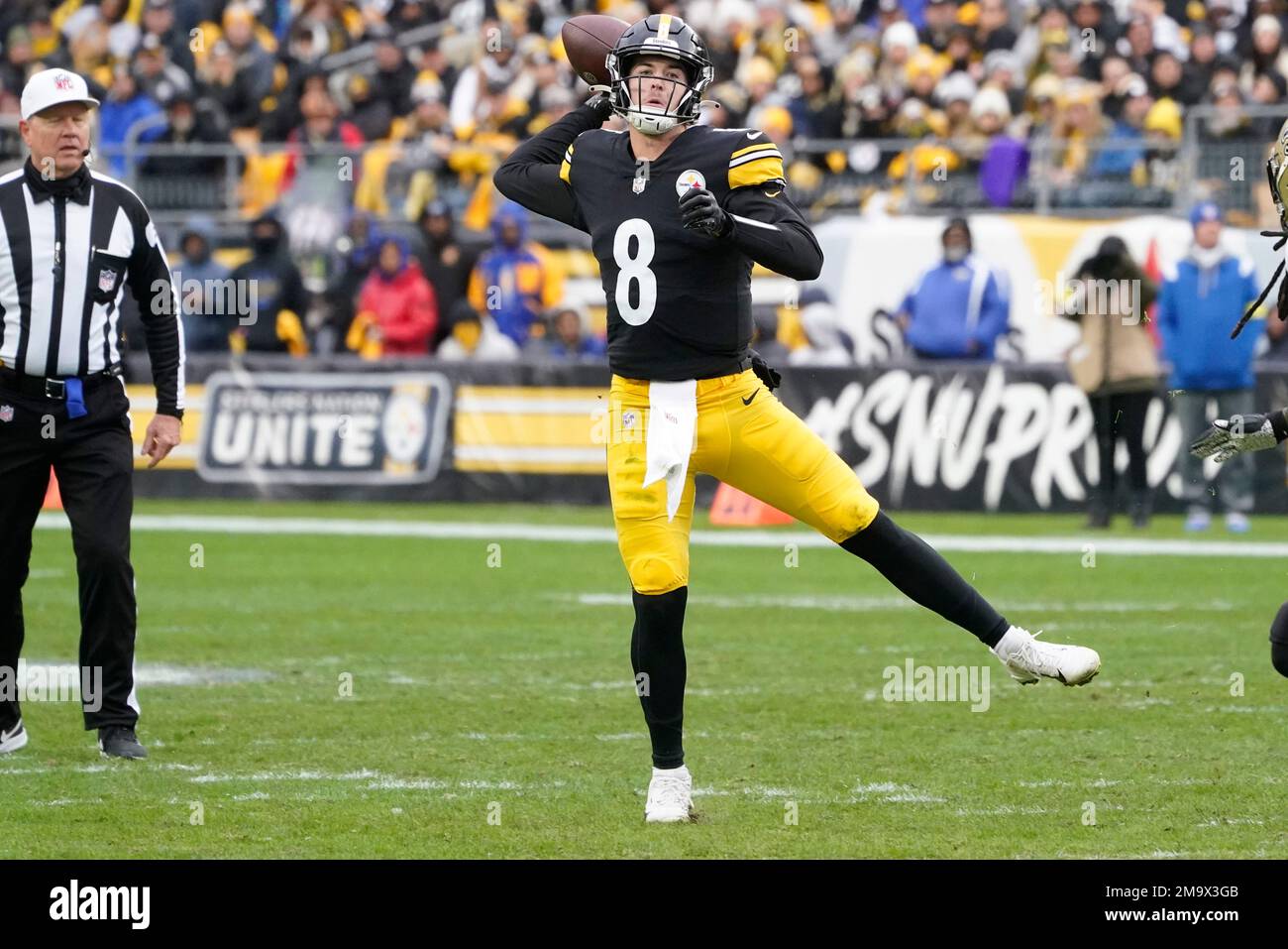 Pittsburgh Steelers quarterback Kenny Pickett (8) plays during an NFL