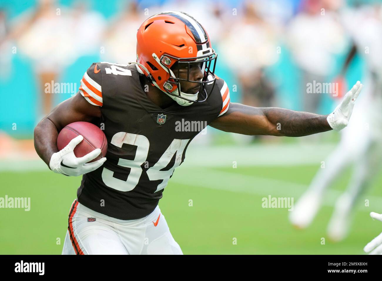 Cleveland Browns running back Jerome Ford (34) runs the ball