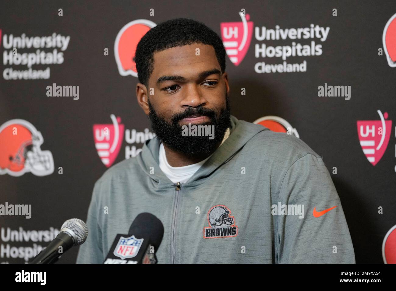 Cleveland Browns quarterback Jacoby Brissett (7) listens to a