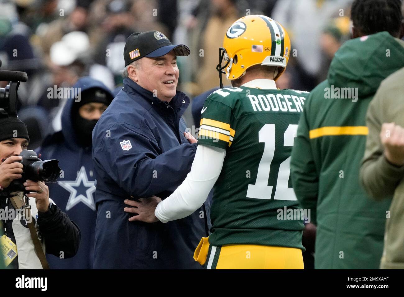 Dallas Cowboys head coach Mike McCarthy, left, and Green Bay Packers quarterback Aaron Rodgers (12) greet each other during warmups before an NFL football game Sunday, Nov. 13, 2022, in Green Bay, Wis. (AP Photo/Morry Gash) Stock Photo