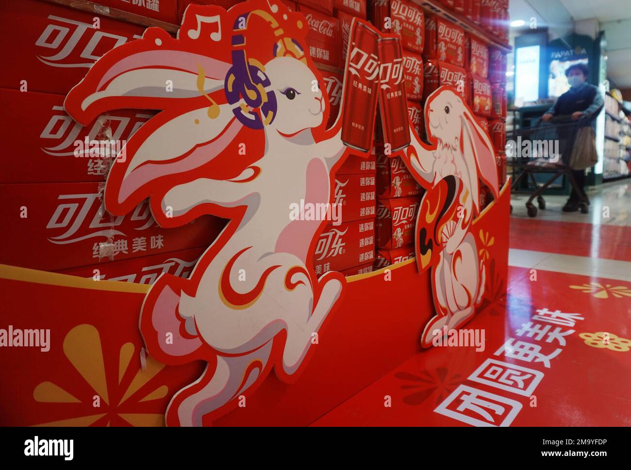 HANGZHOU, CHINA - JANUARY 19, 2023 - Customers buy Coca-Cola Limited ...