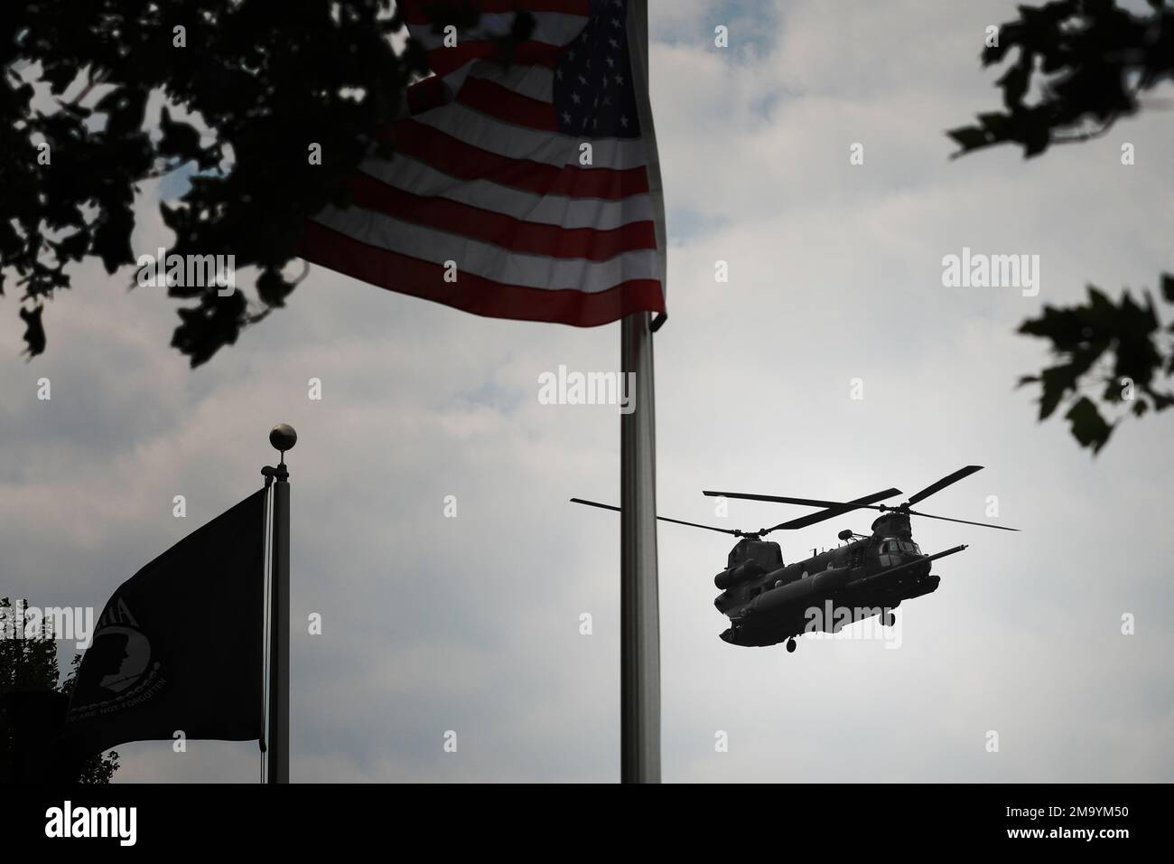 A CH-47 Chinook helicopter flies over the 5th Special Forces Group (Airborne), annual Gold Star ceremony at Fort Campbell, Ky., May 21, 2022. The remembrance ceremony honors the families of fallen Special Operations heroes. Stock Photo